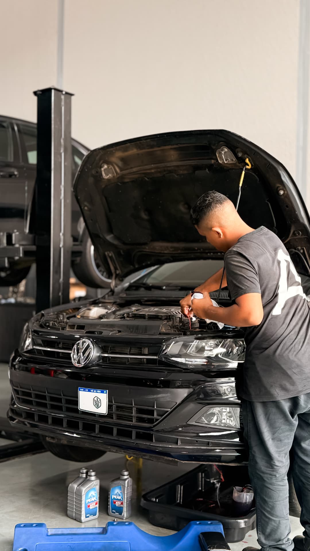 Mecânico realizando troca de óleo em Volkswagen Virtus na Advance Performance