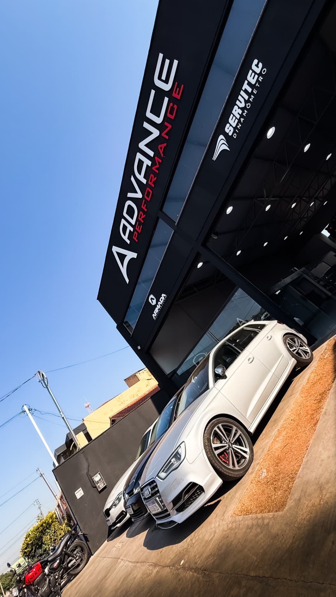 Fachada da Advance Performance com Audi S3 branco estacionado