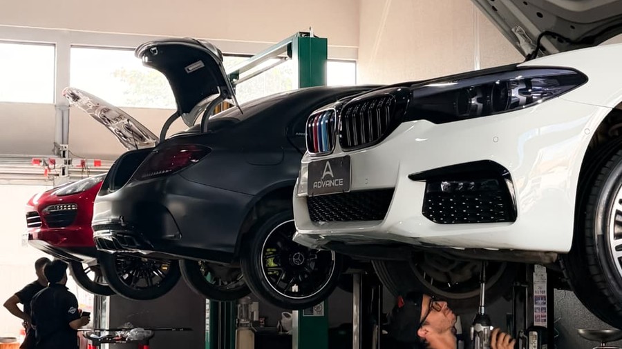 Mercedes-AMG e BMW em elevadores na oficina Advance Performance durante manutenção