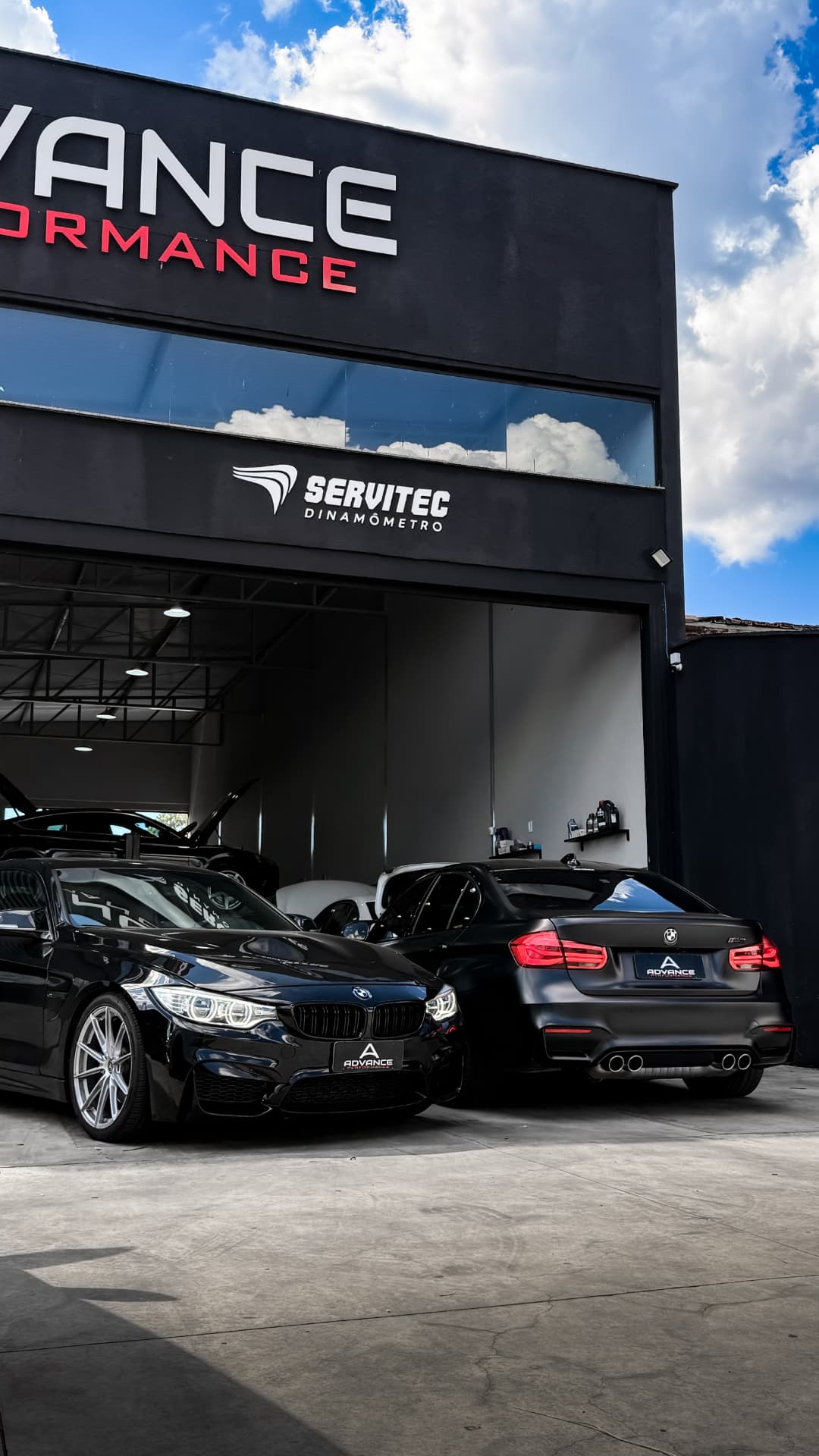 Fachada da Advance Performance com BMW M3 e BMW M4 estacionados
