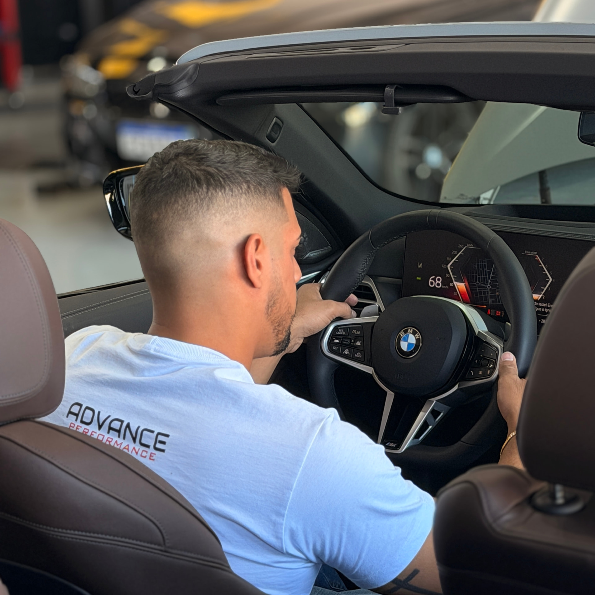 Técnico da Advance Performance realizando teste dinâmico em BMW conversível