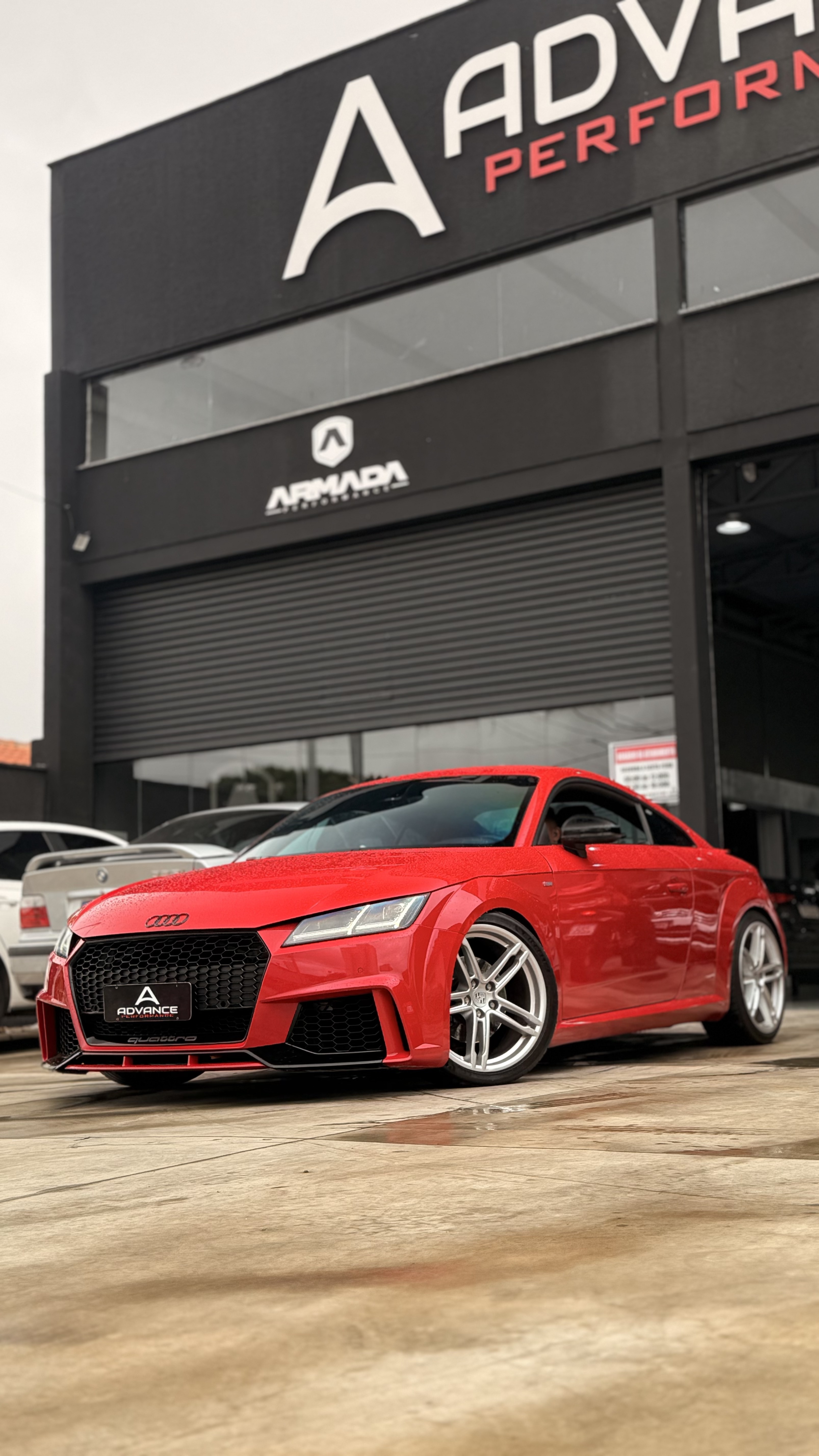 Audi TT RS vermelho rebaixado em frente à fachada da Advance Performance