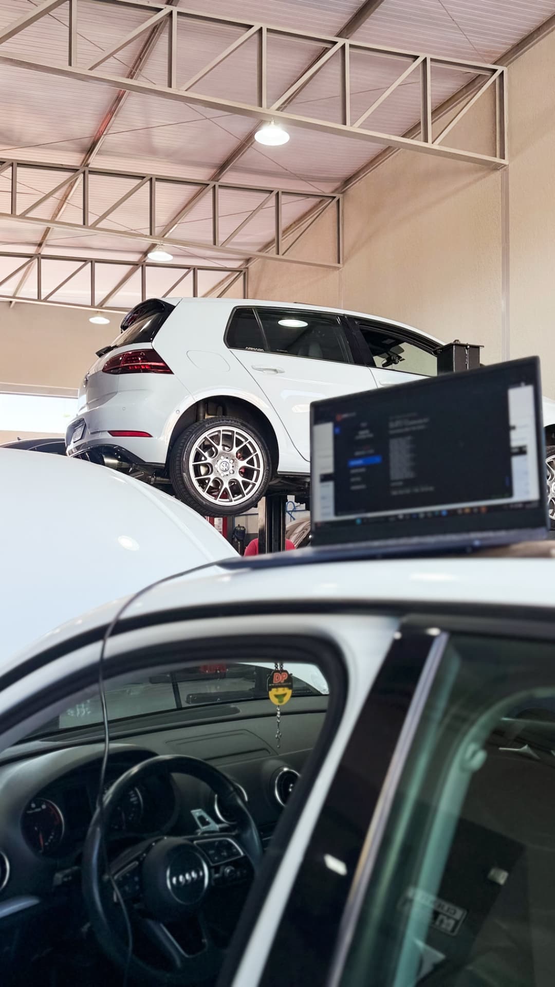 Volkswagen Golf GTI no elevador durante remap na Advance Performance