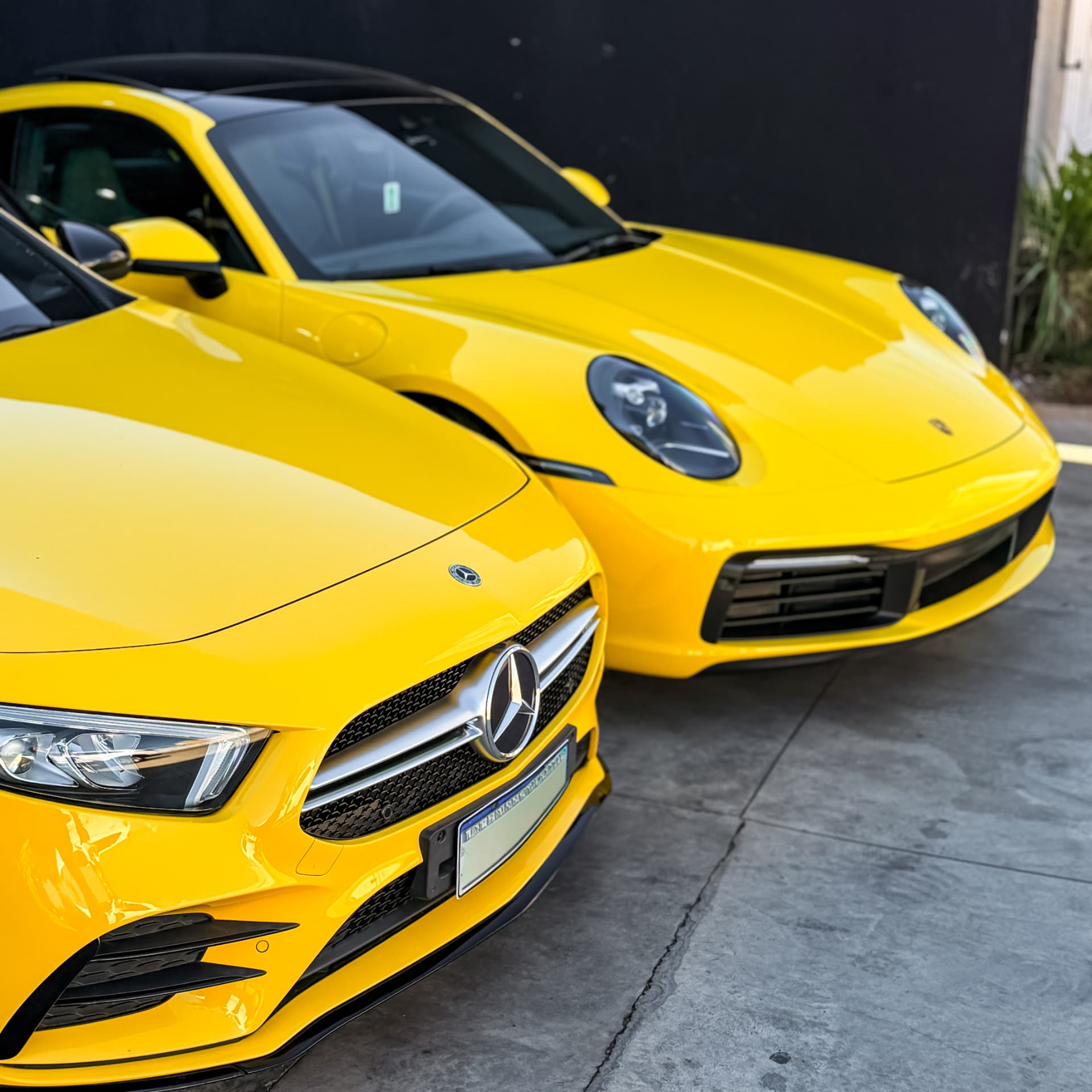 Mercedes-AMG e Porsche 911 amarelos na entrada da Advance Performance